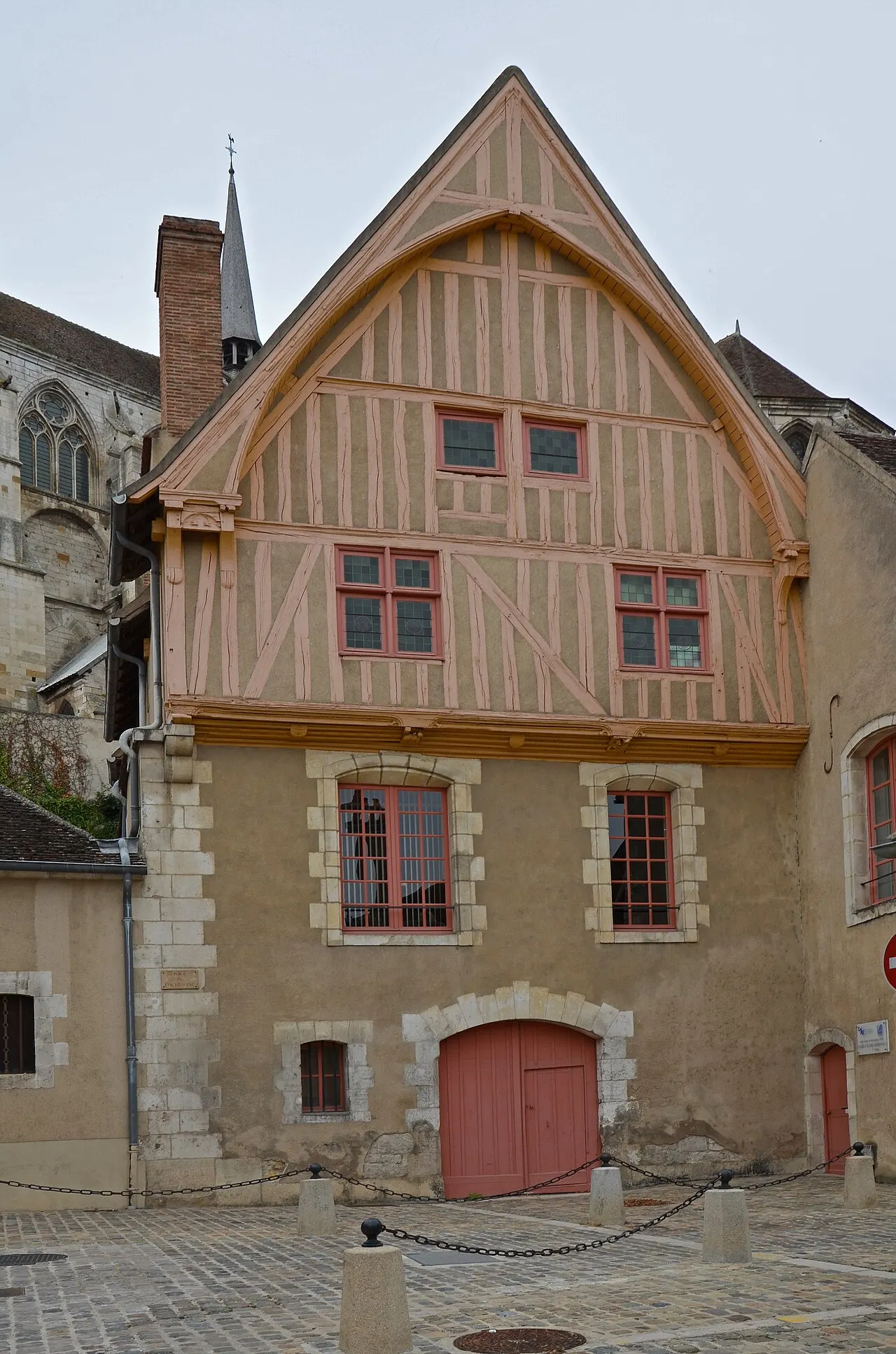 Maison en pans de bois du 16e siècle dépendant de l’Hôtel-Dieu, dite maison du coche d’eau