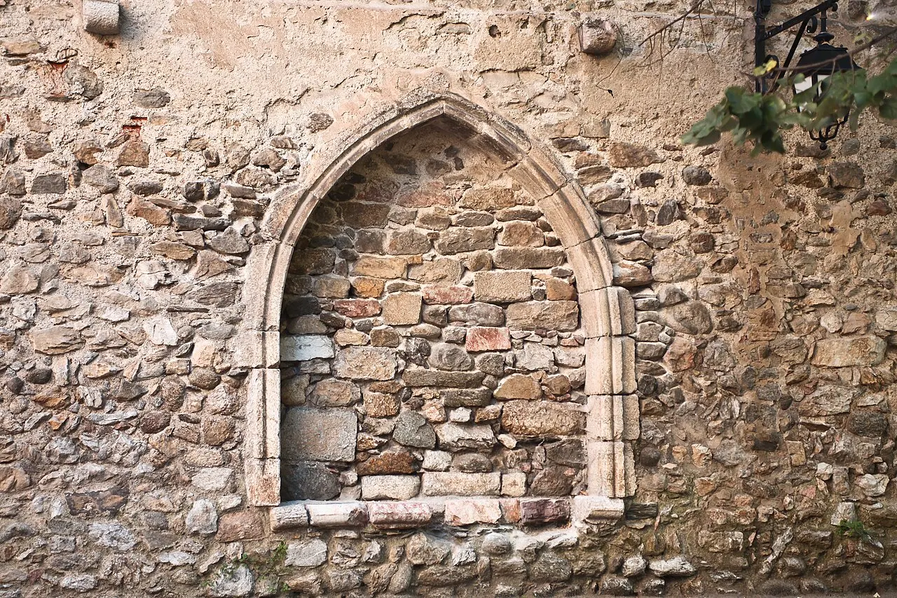 Bâtiment communal et enfeu de l’ancien cimetière