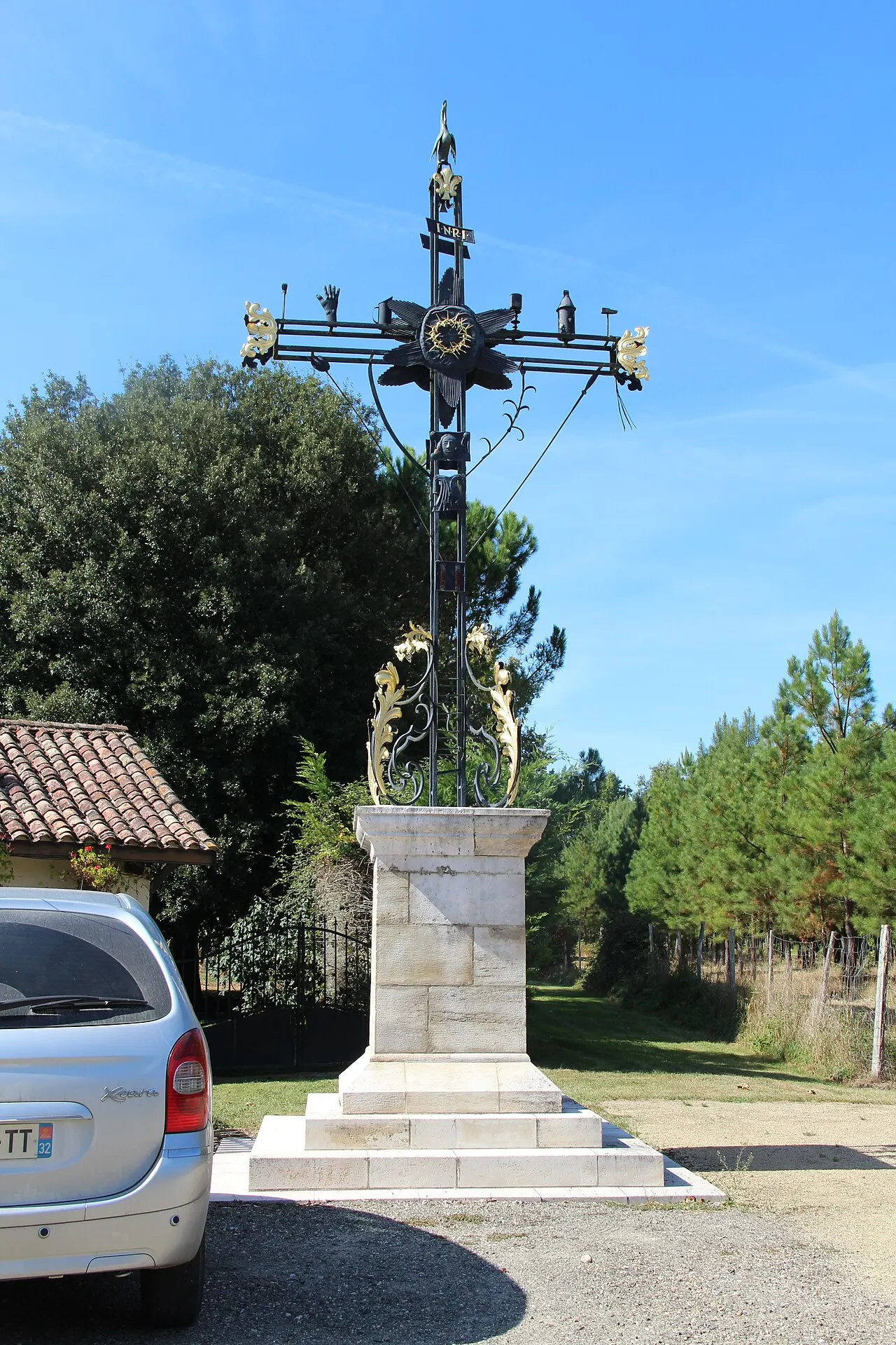Croix aux instruments de la Passion