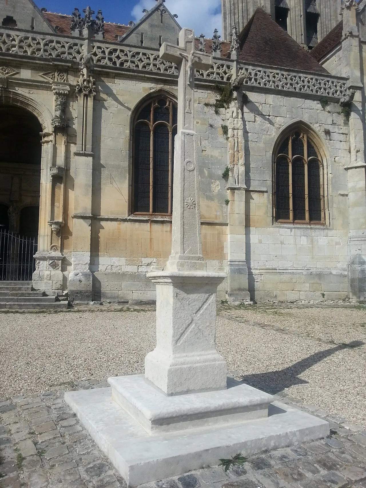 Croix devant l’église