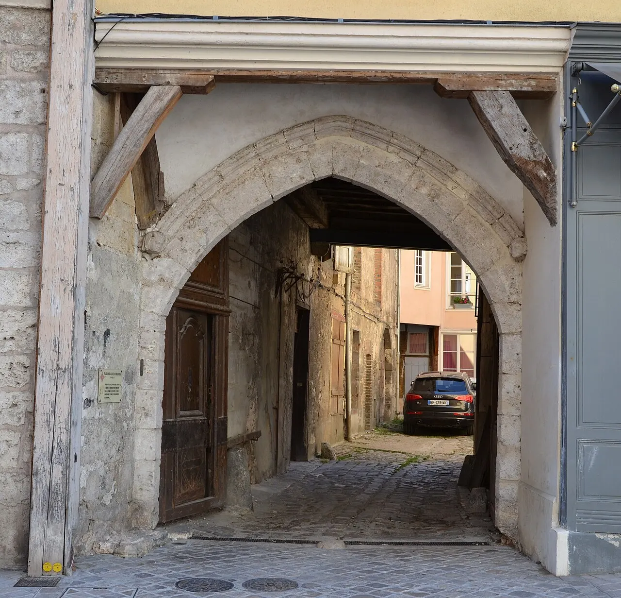 Maison dite aussi ancienne salle de justice et hôtel de ville ou « du Perron » ou « le Parloir aux Bourgeois » ou "des Trois Rois