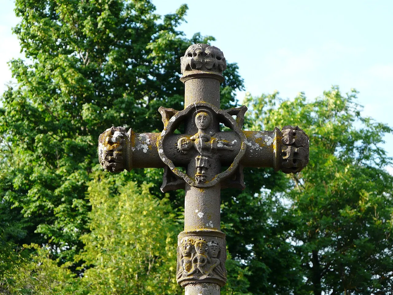 Croix en pierre du 16e siècle du cimetière de Fohet