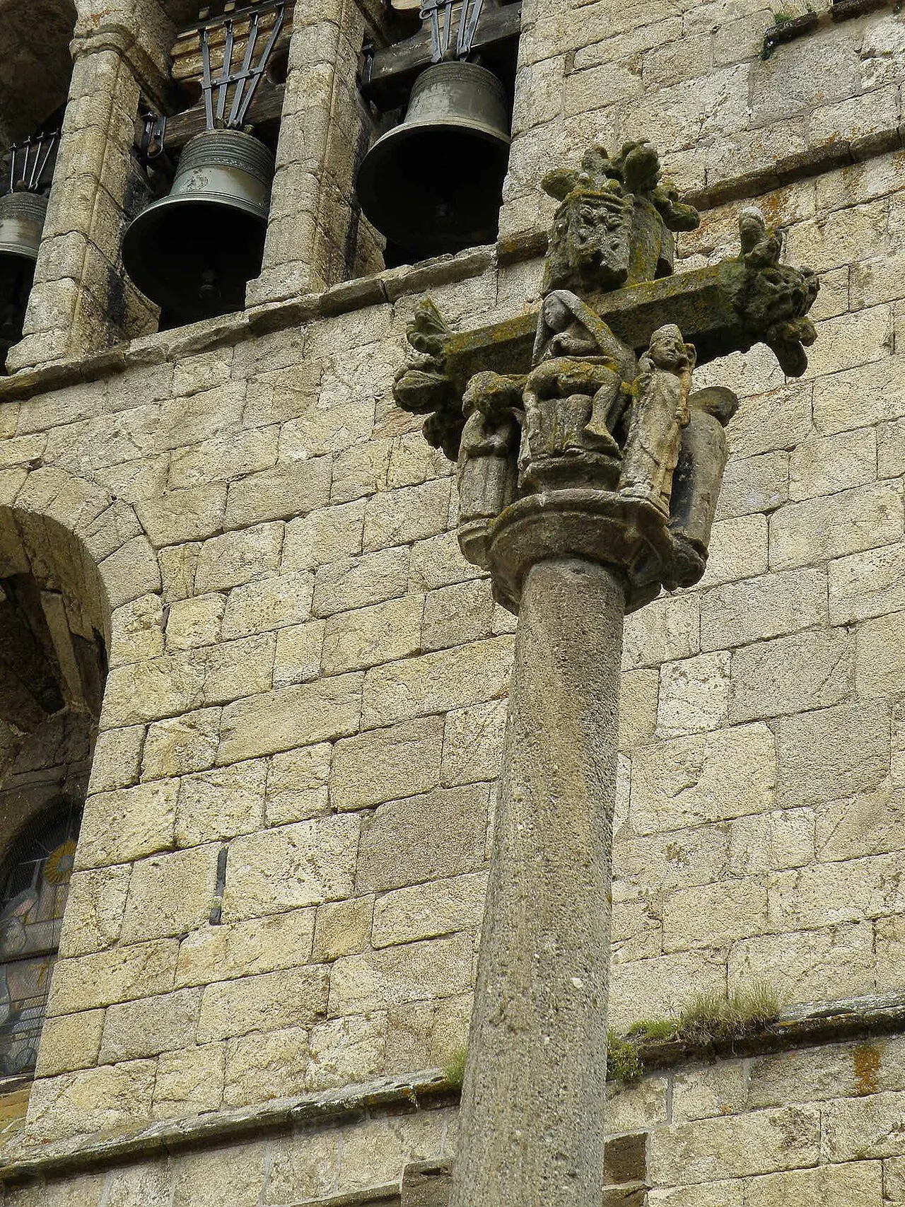 Croix en pierre XV siècle