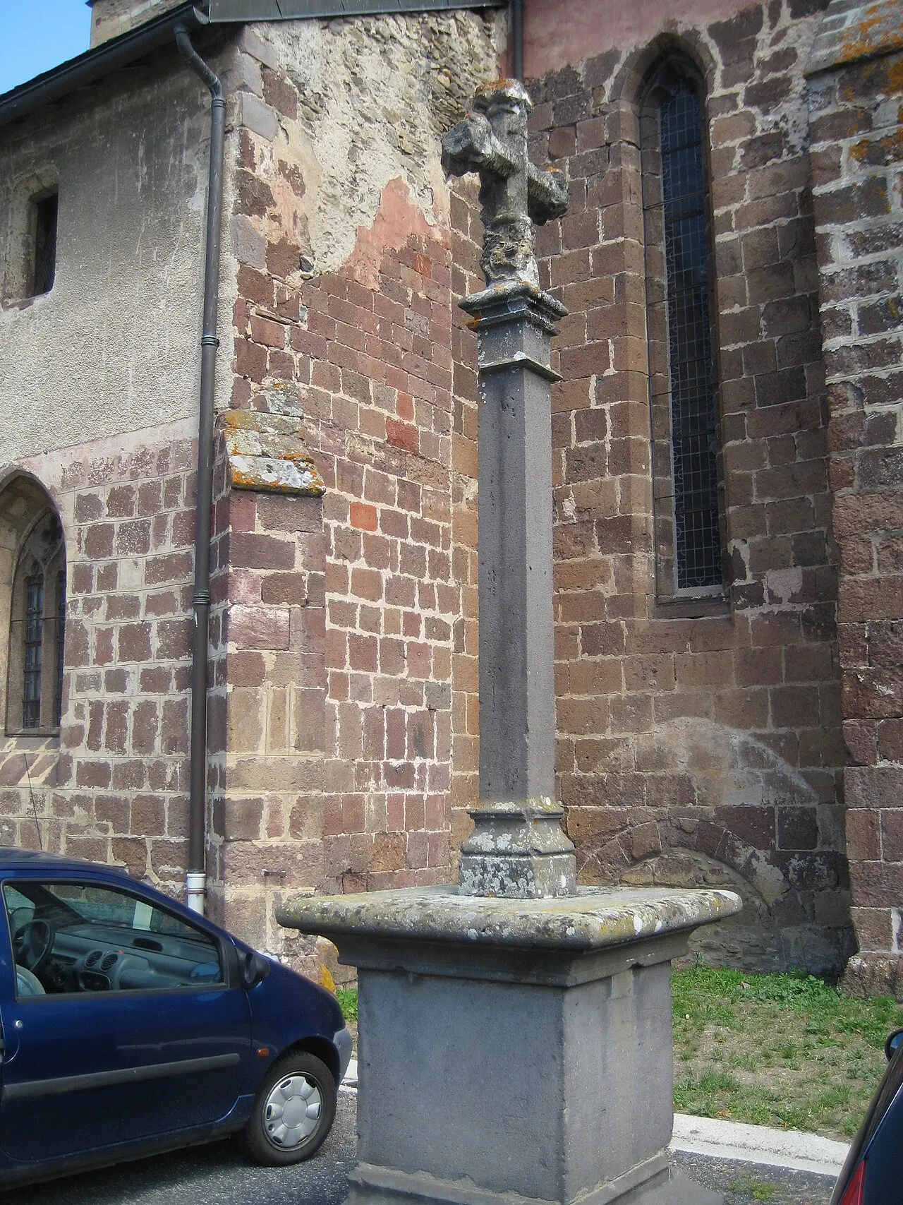 Croix près de l’église