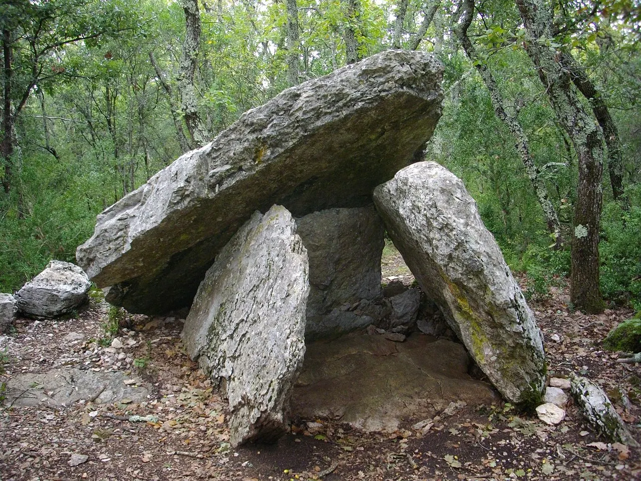 Groupe de trois dolmens