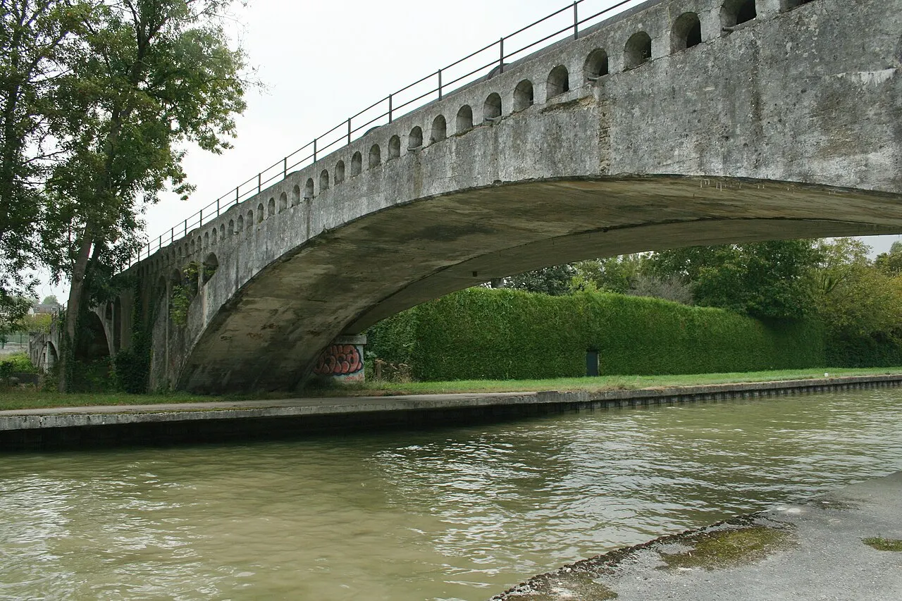 Pont aqueduc de la Vanne à Moret-sur-Loing