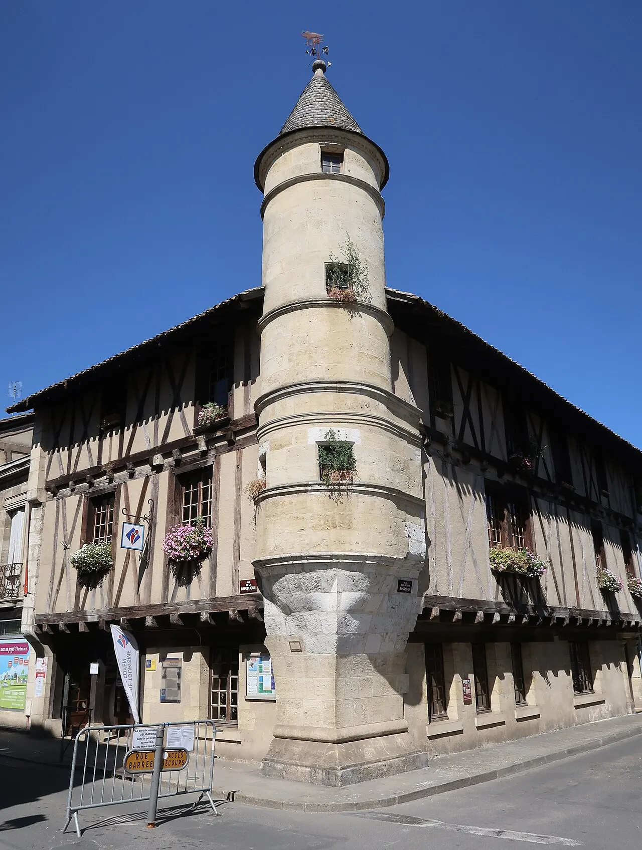 Maison d’angle à tourelle