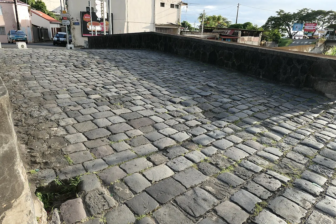 Pont Militaire : piliers, en bordure de la rivière Roxelane