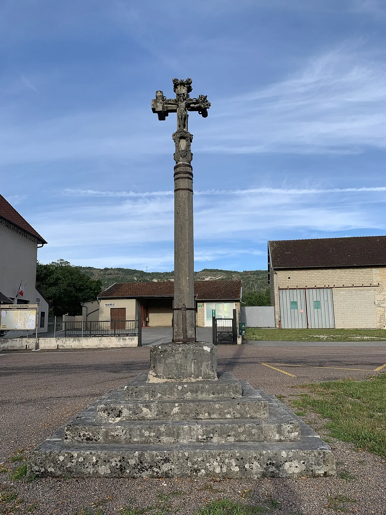 Croix en pierre datée de 1534