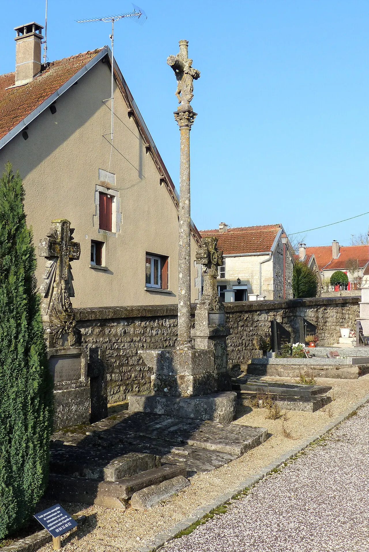 Croix du 16s située dans le cimetière