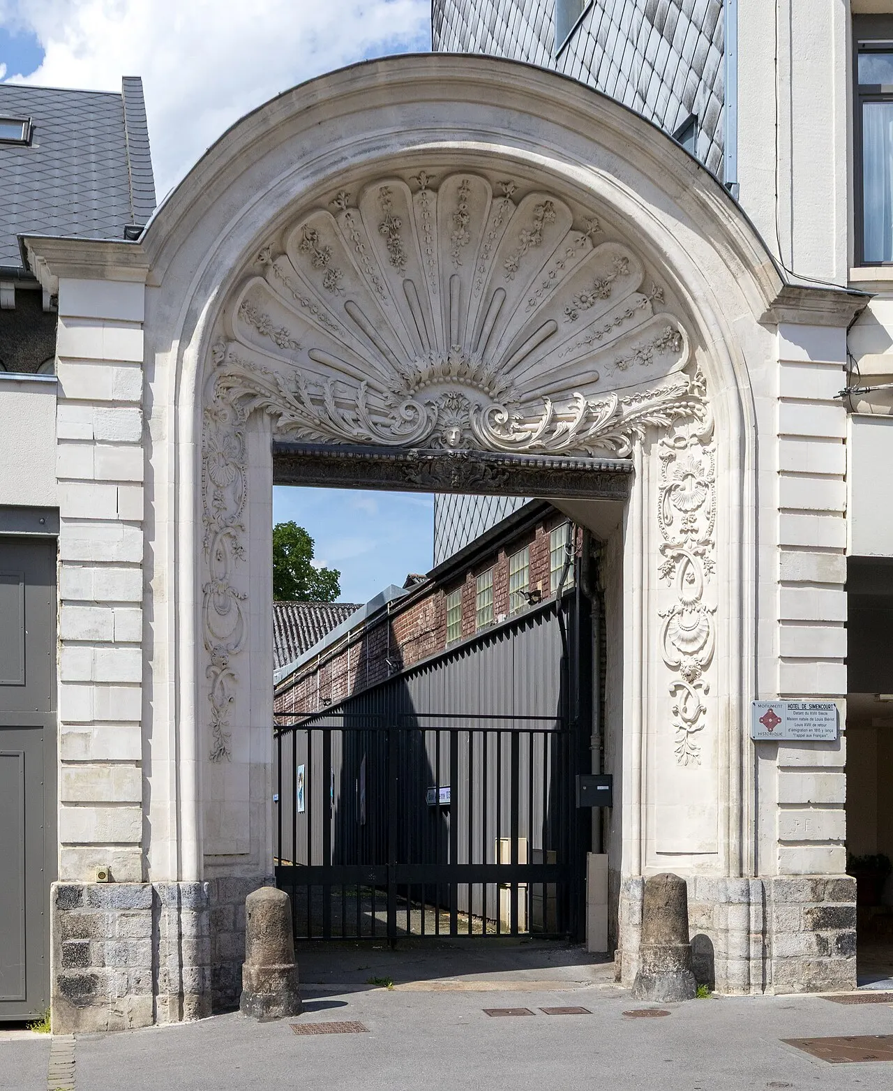 Porte de l’ancien Hôtel de Simencourt