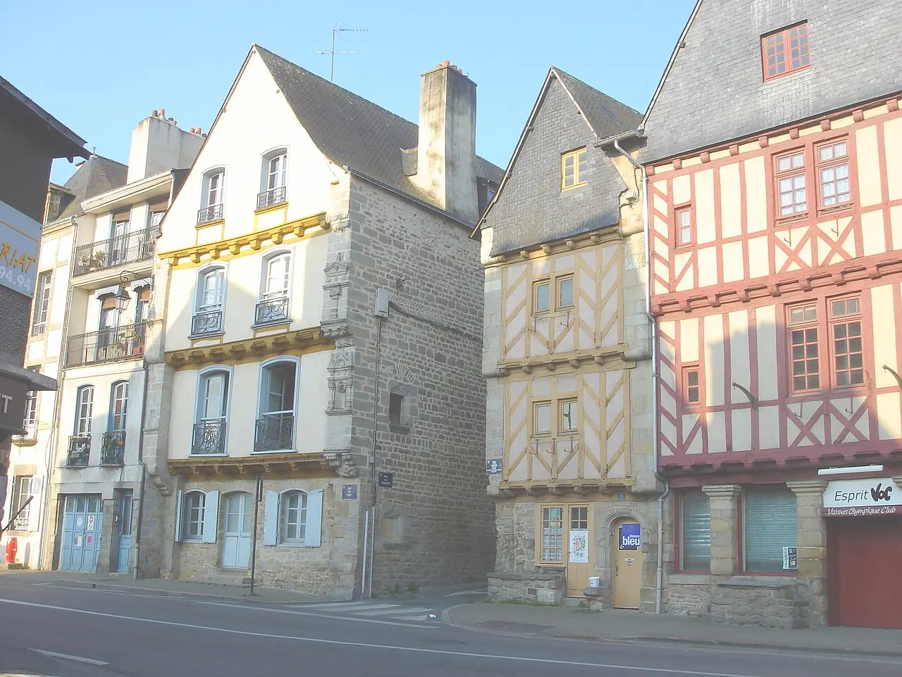 Maison dite des Trois-Piliers et maison voisine, à l’angle des deux rues