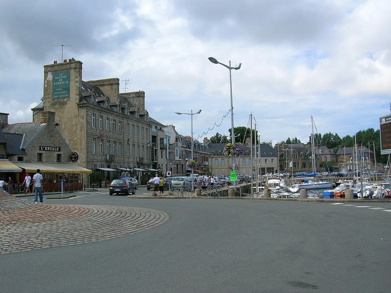 Groupe de deux maisons identiques