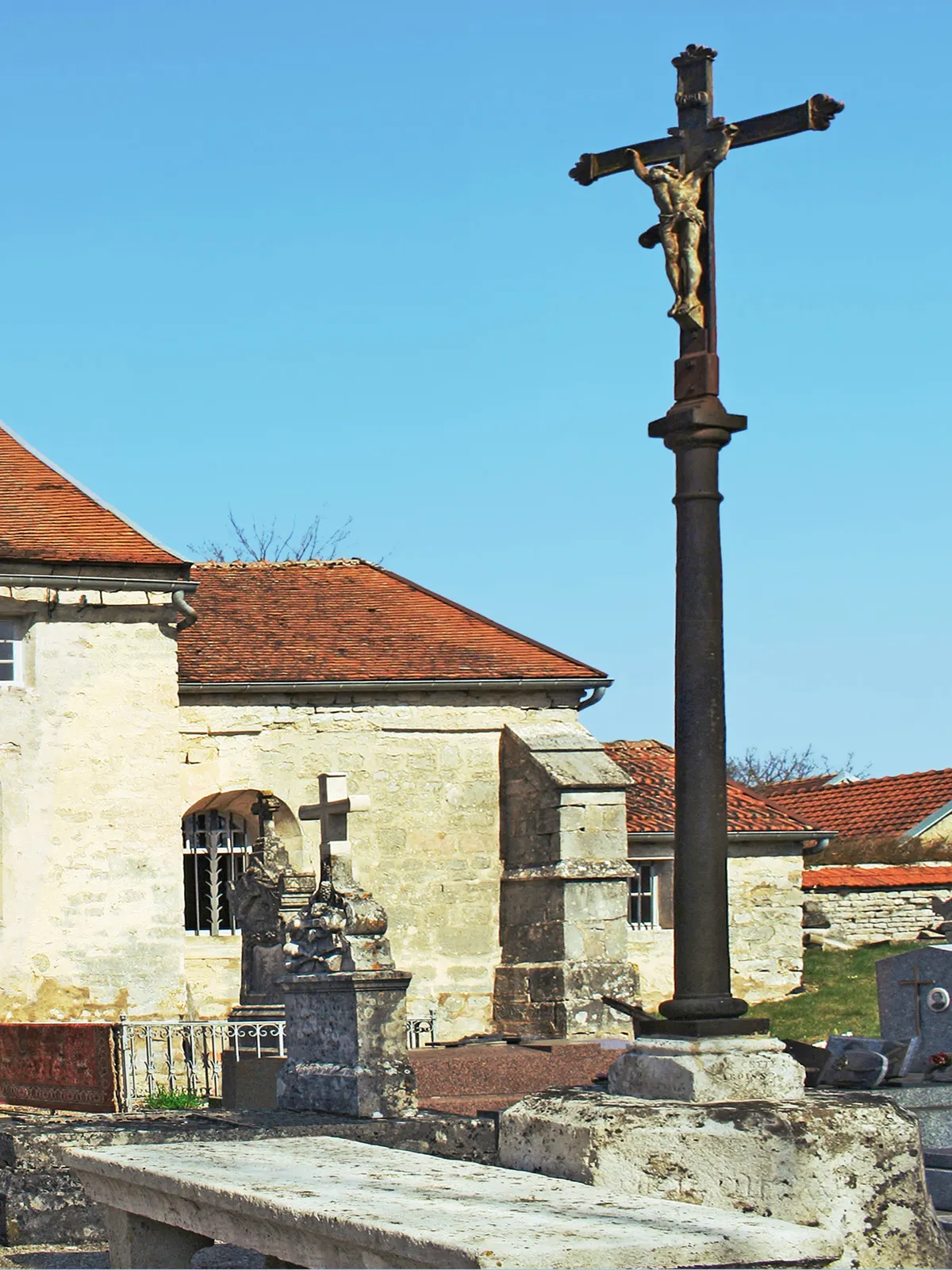 Table de pierre et socle de croix