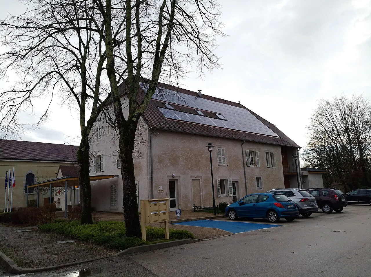 Mairie - écoles - halle et caserne de gendarmerie