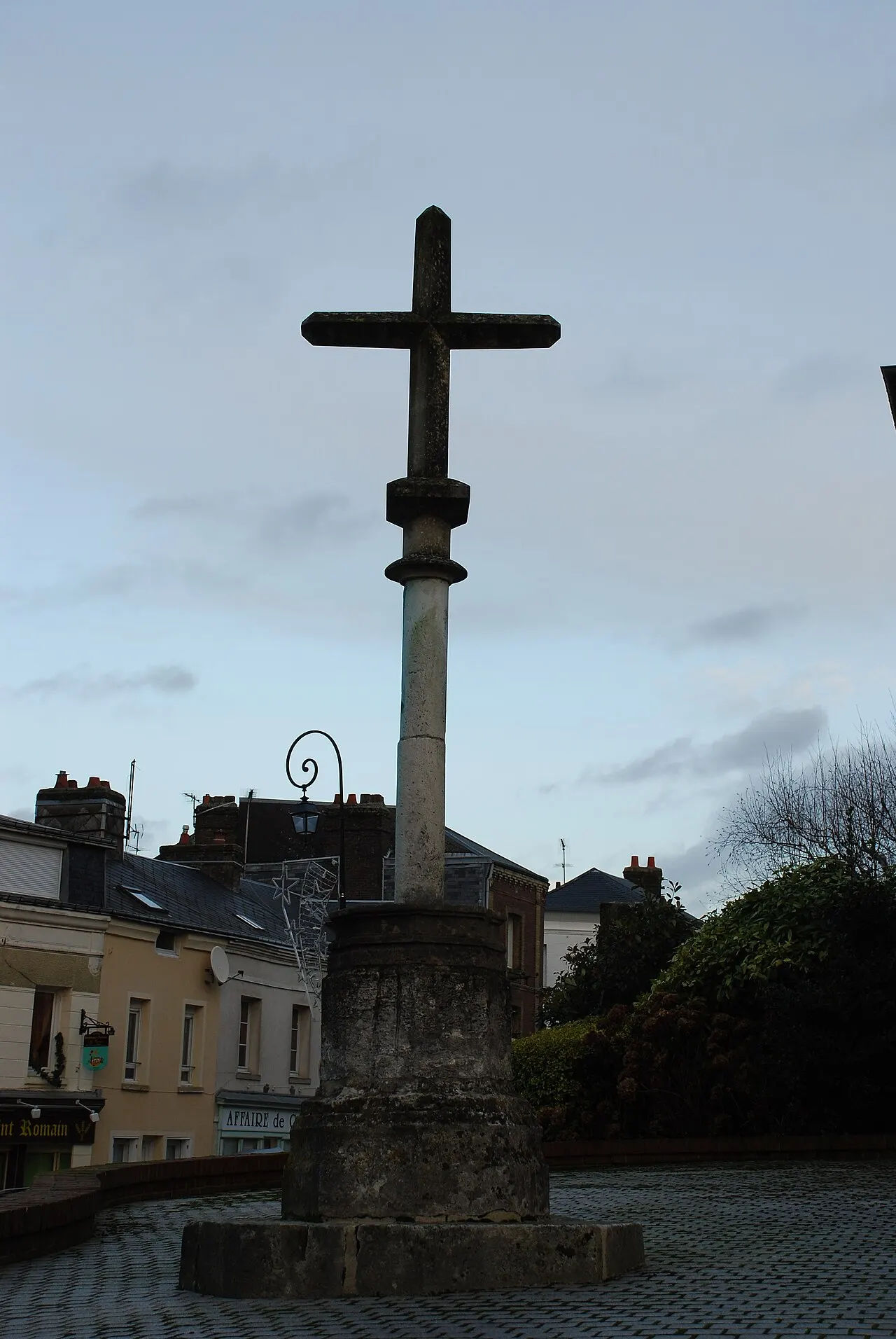Croix de village en pierre dans le jardin de l’église