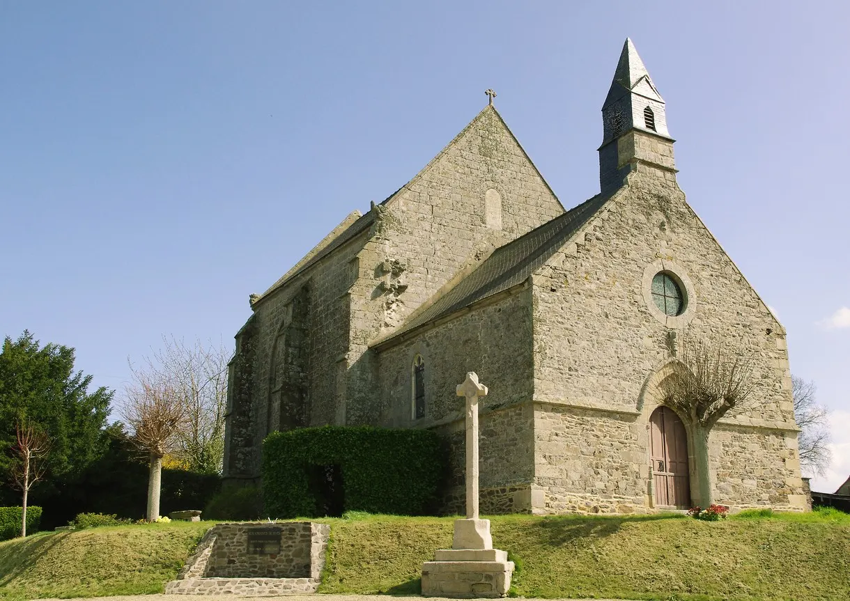 Chapelle Notre-Dame de Hirel et croix près de la chapelle