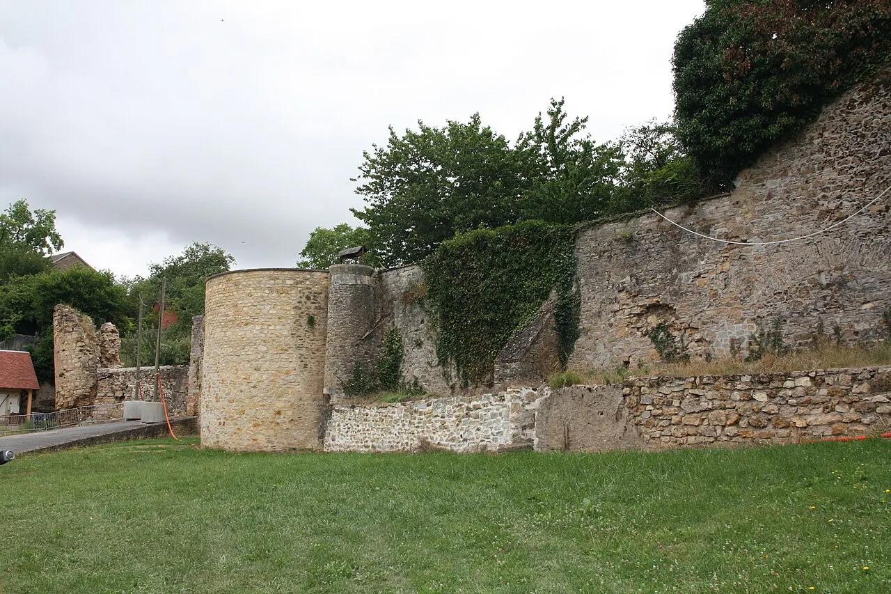 Fortifications d’Ainay-le-Château