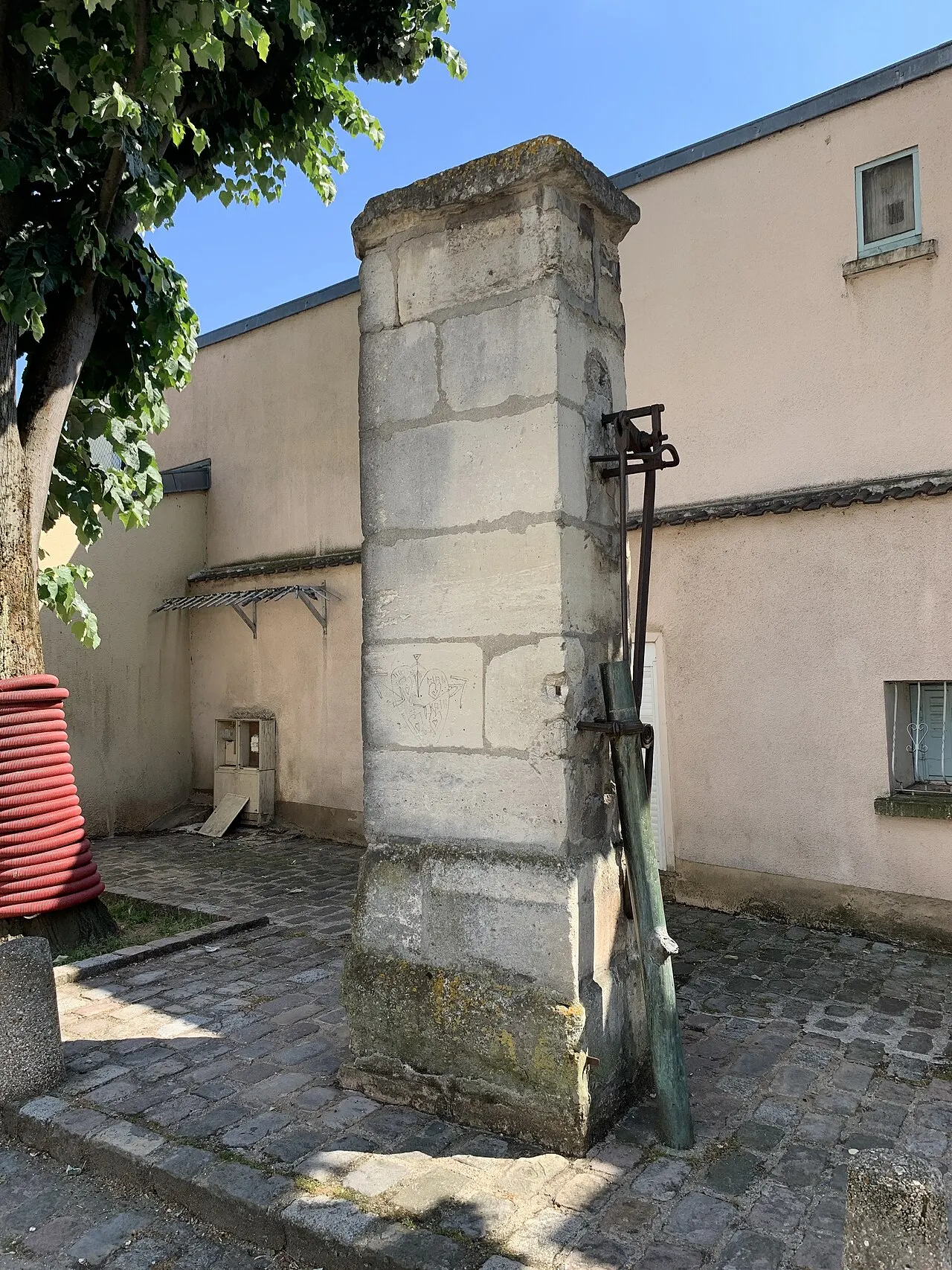 Borne-fontaine de la Place de l’Église