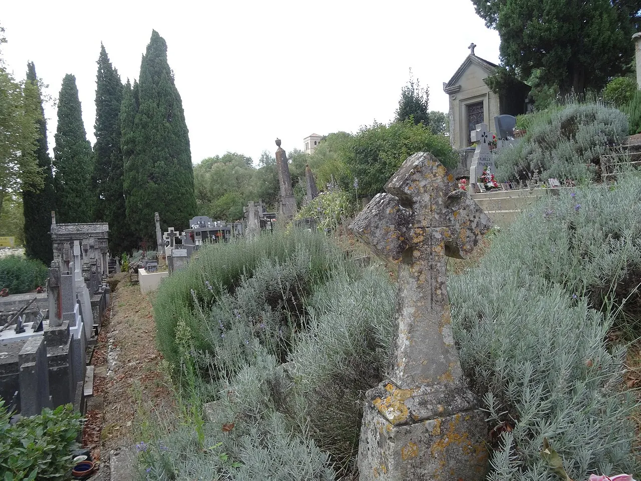 Croix de cimetière en pierre