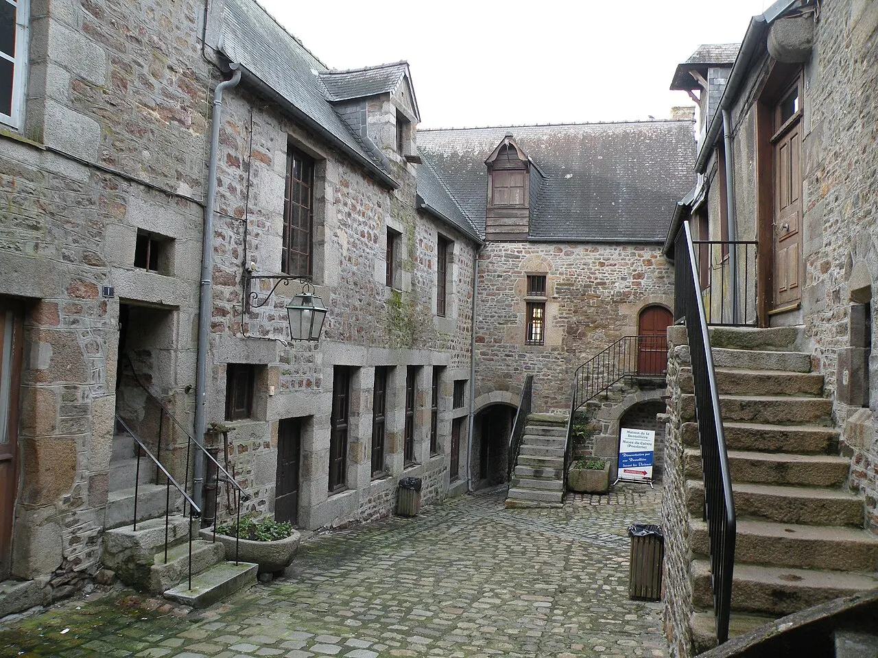 Immeubles bordant la Cour du Foyer