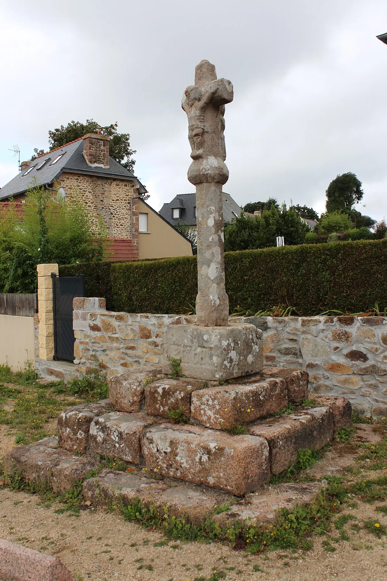 Croix du 18e siècle, située sur la hauteur dominant la plage de Trestraou
