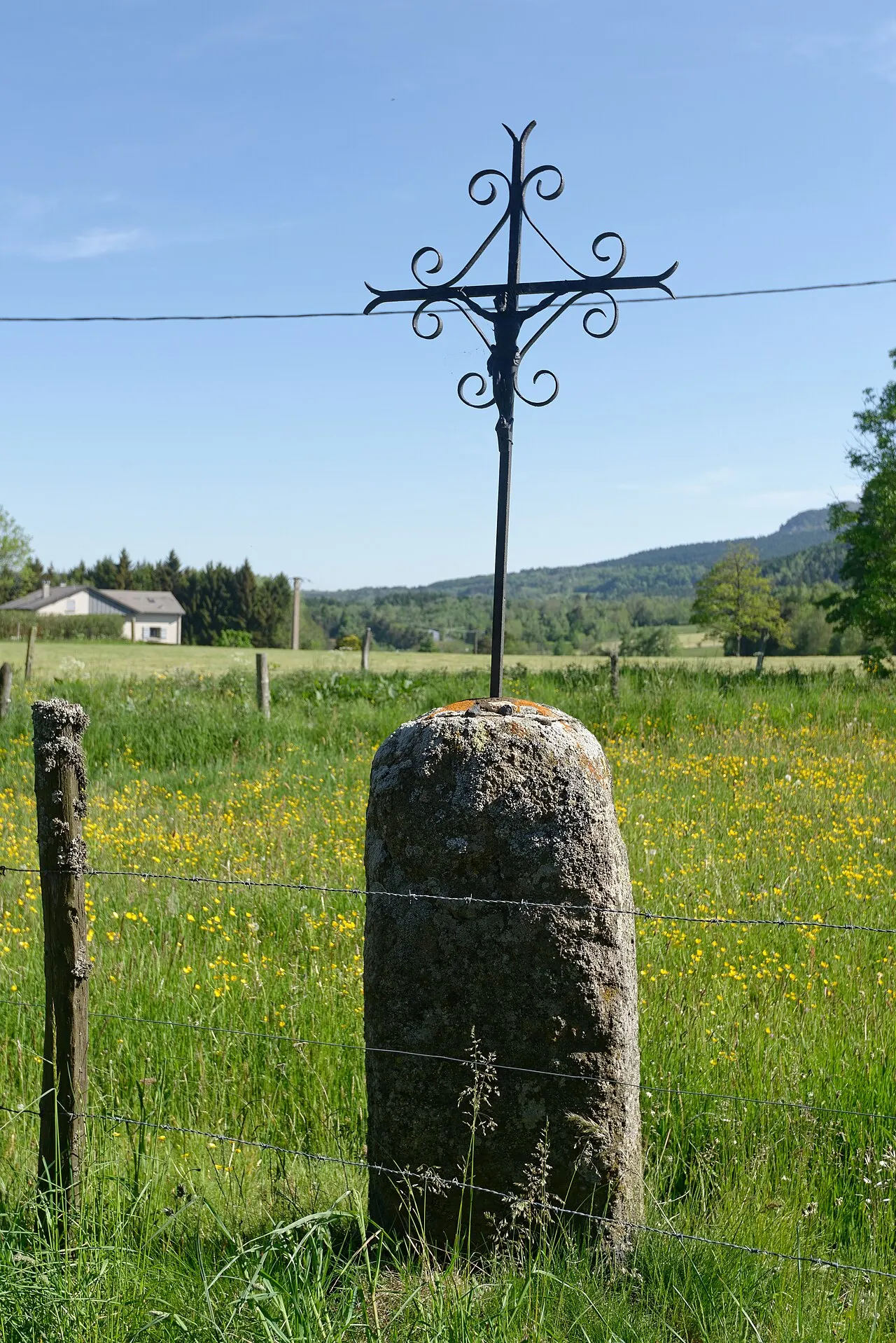 Menhir de Saint-Jeures