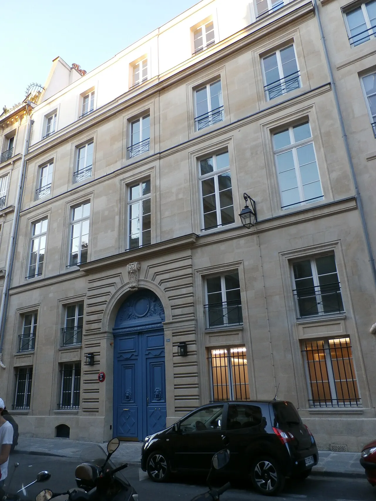 Hôtel de Sénecterre (ancien) , dit aussi de la Ferté Saint-Nectaire, actuellement école et ministère de l’artisanat et du commerce