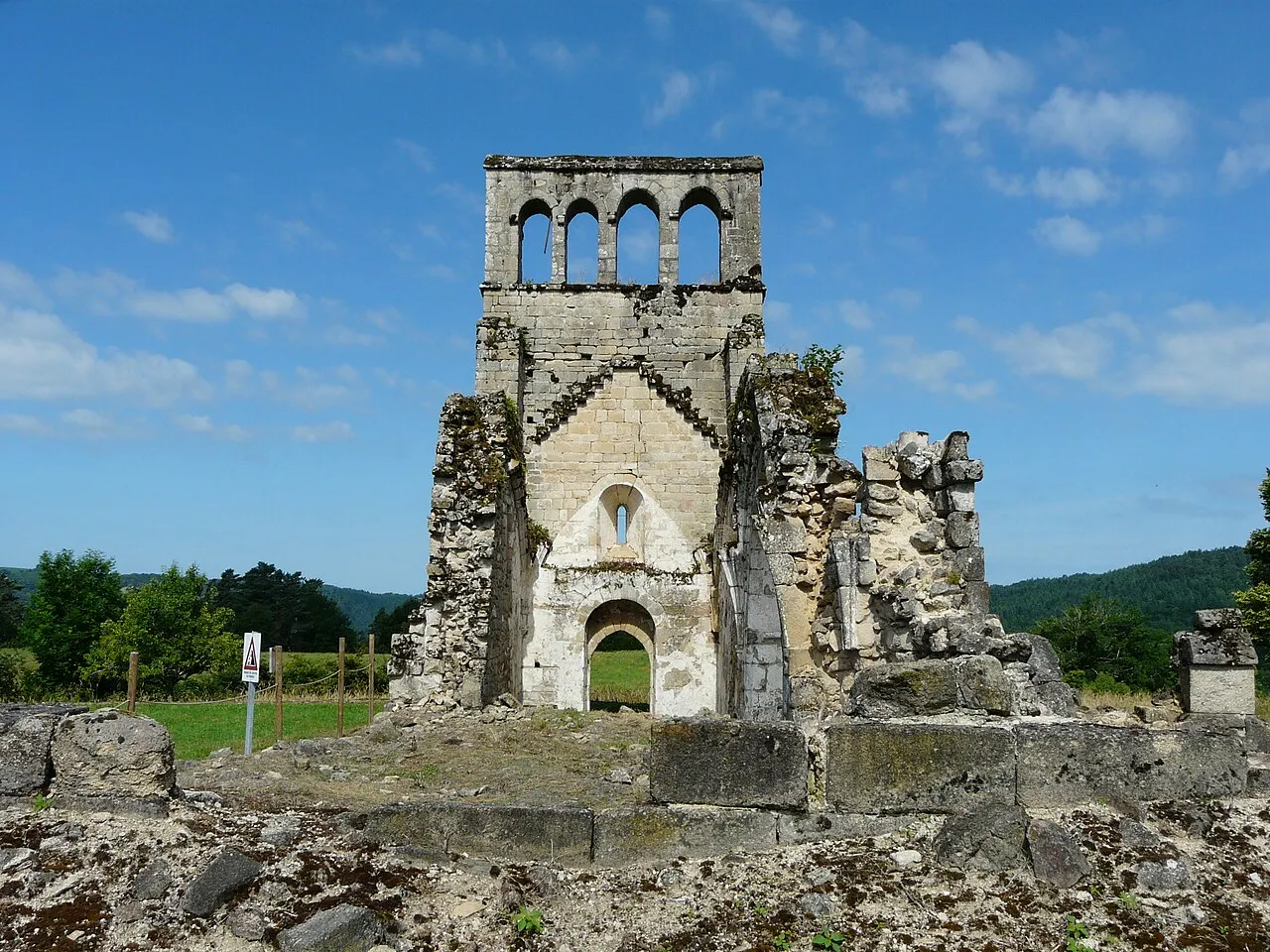 Les ruines de l’église du vieux bourg