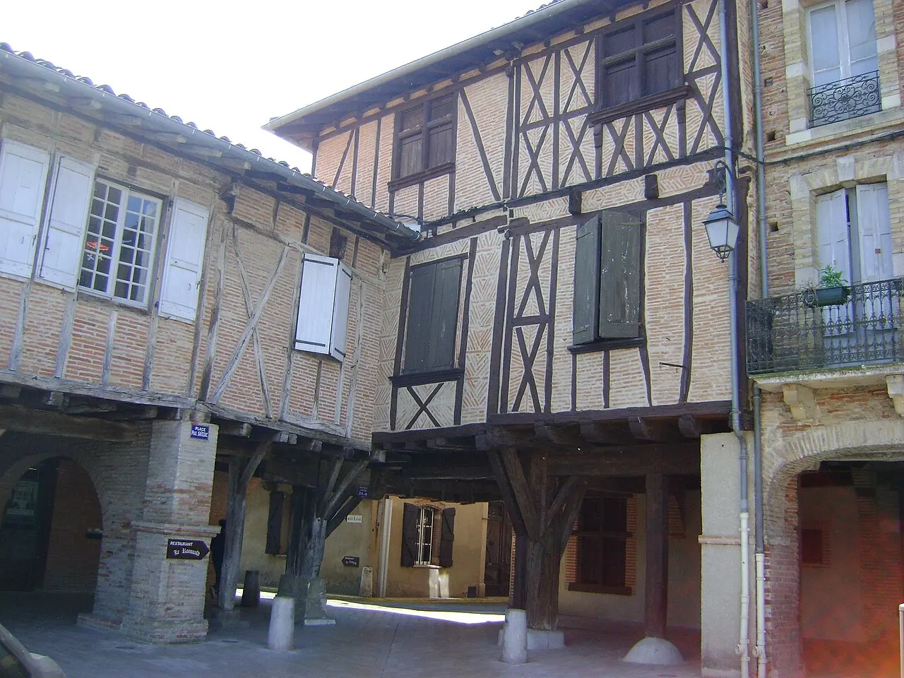 Maison sise au coin Sud de la place