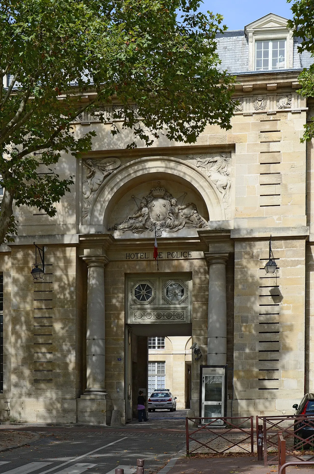 Ancien hôtel ou Quartier de Noailles ou ancienne Caserne de Monsieur ou anciennes écuries de la Du Barry