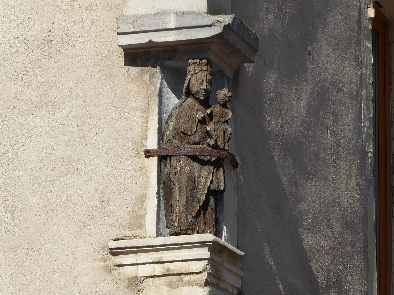 Maison avec statue de la Vierge