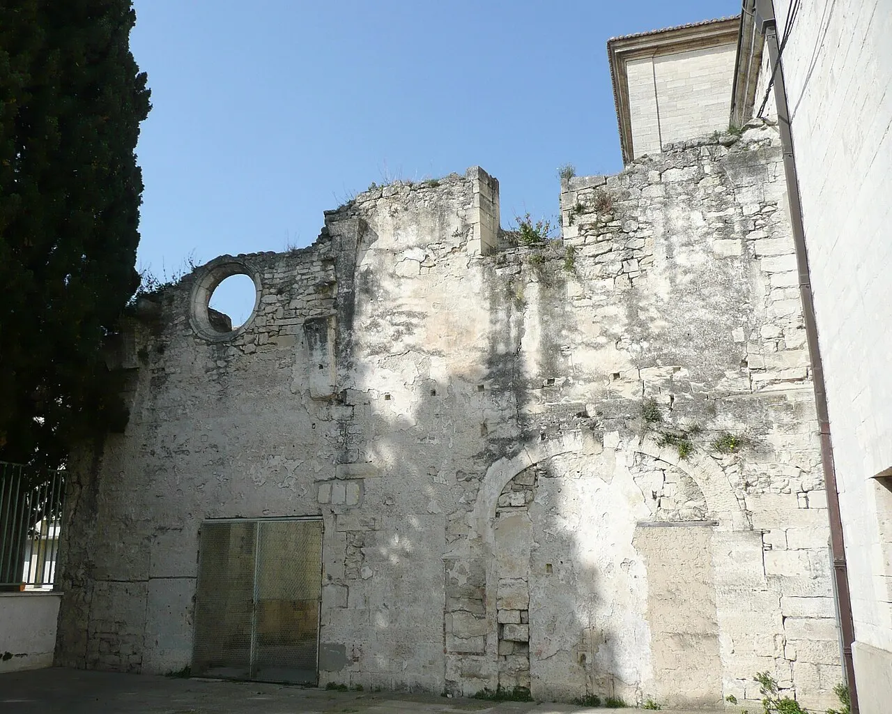 Vestiges du cloître, près de l’église Notre-Dame-des-Pommiers