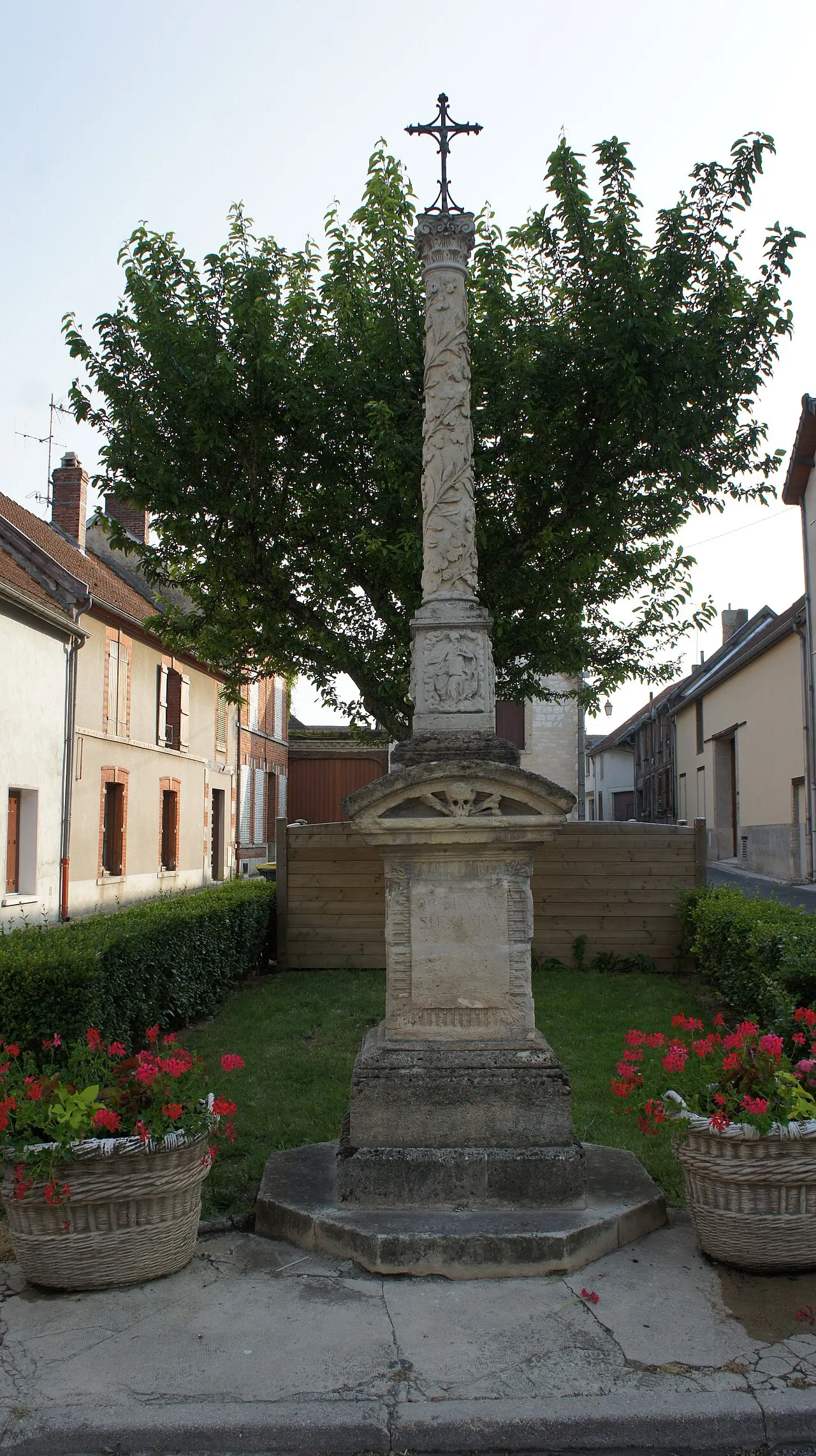 Croix de chemin en pierre