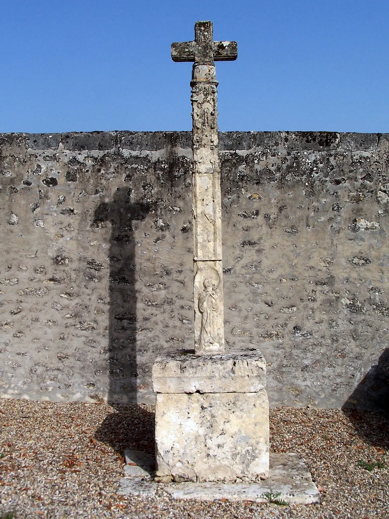 Croix de cimetière du 16e siècle