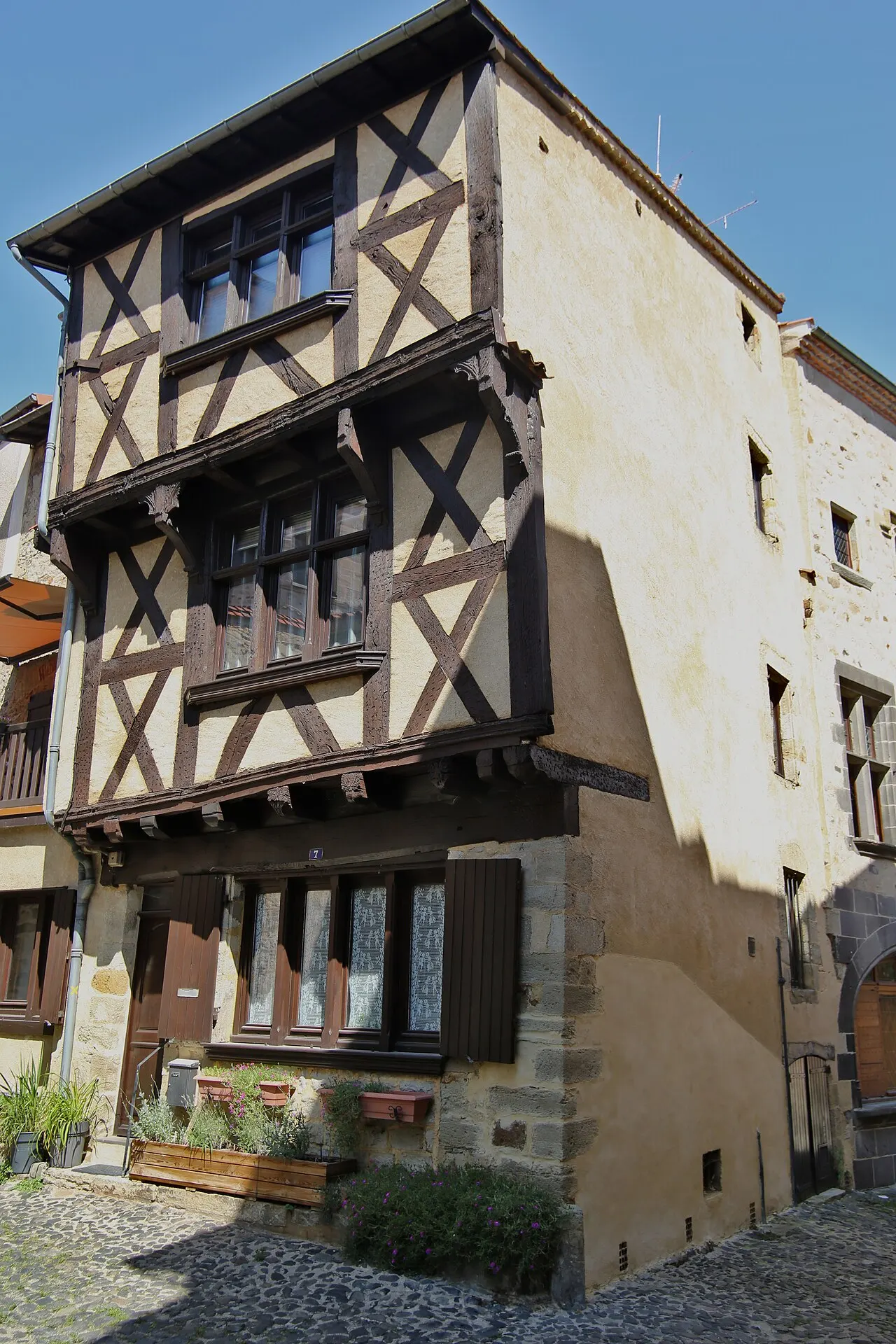Maison à pans de bois, au nord du chevet de l’église
