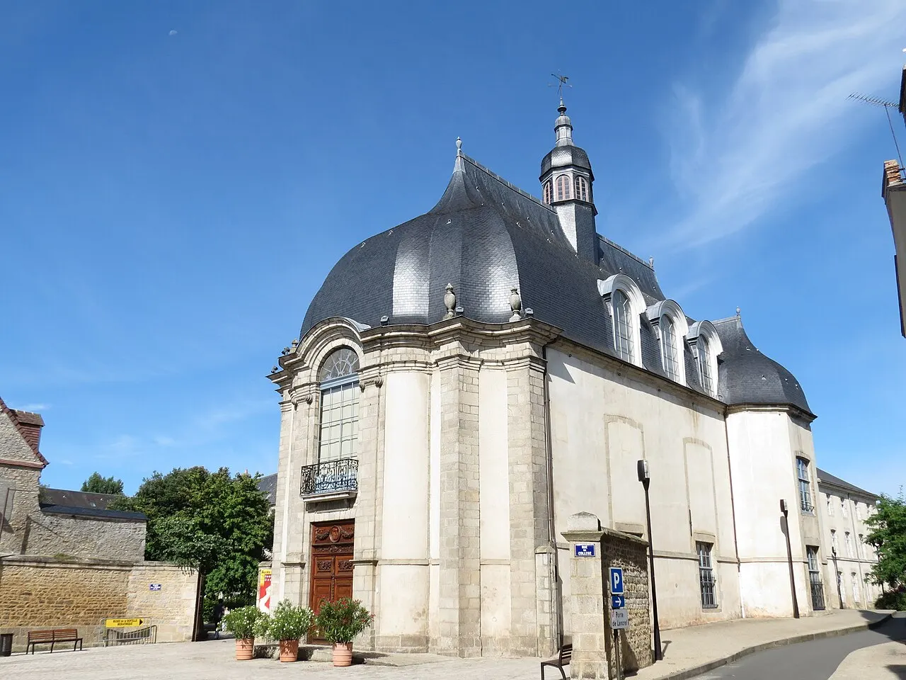 Bibliothèque municipale (ancienne chapelle des Jésuites)