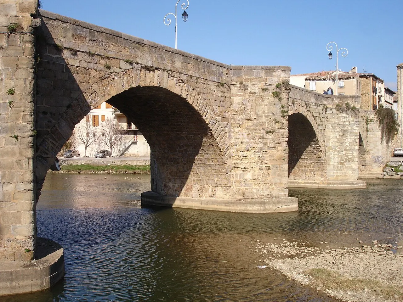 Pont-Neuf qui relie les deux rives de l’Aude près de l’église Saint-Martin