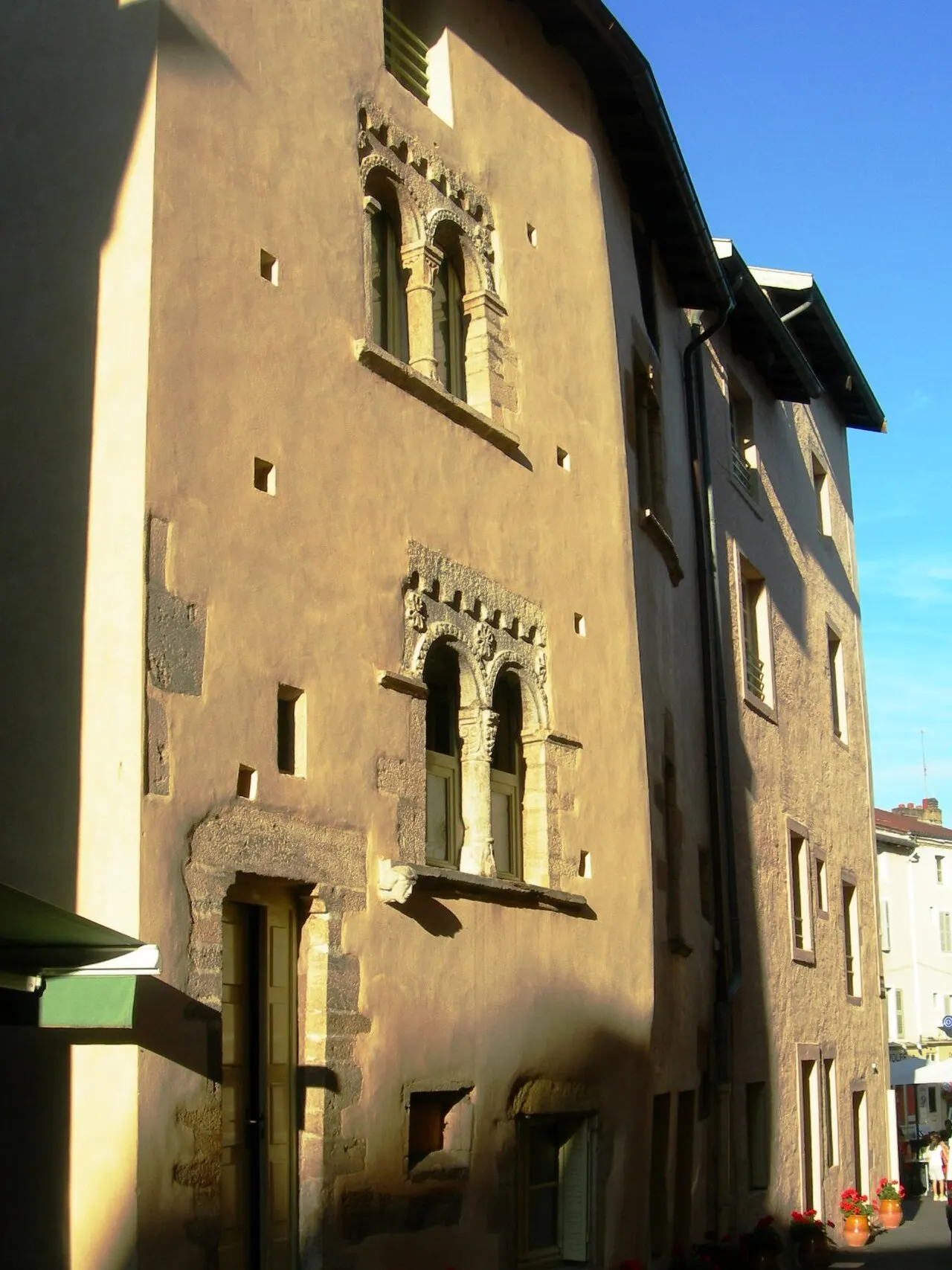Maison romane, et maison gothique