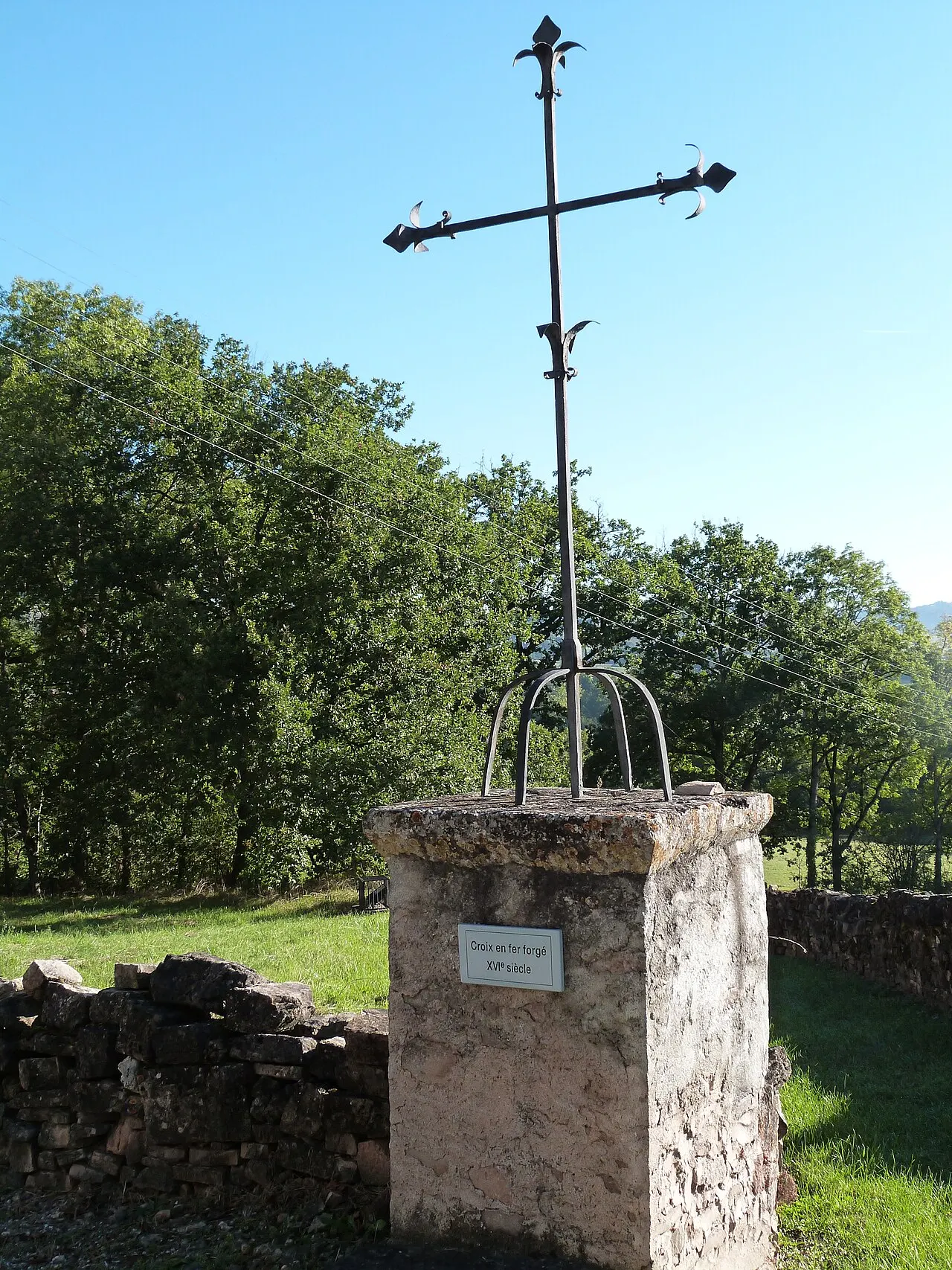 Croix en fer forgé
