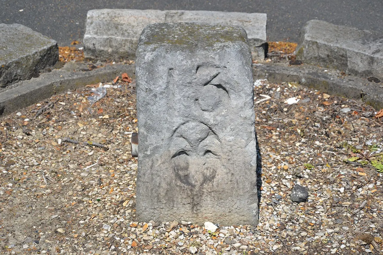 Borne à fleur de lys n°13