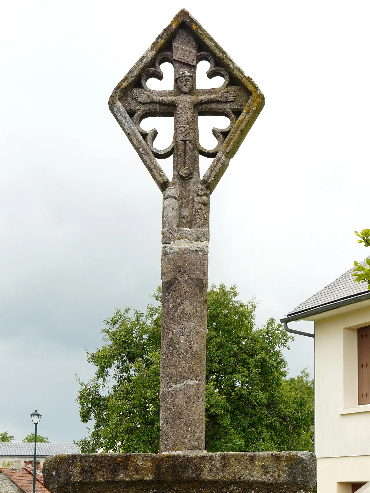 Croix en lave du 15e siècle sur la place publique