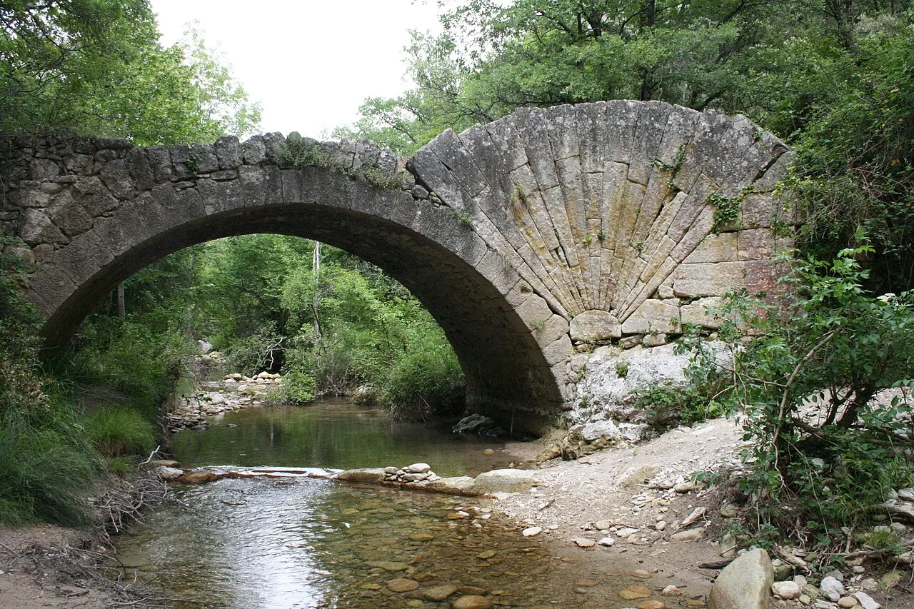 Pont à coquille franchissant l’Aigue-Brun