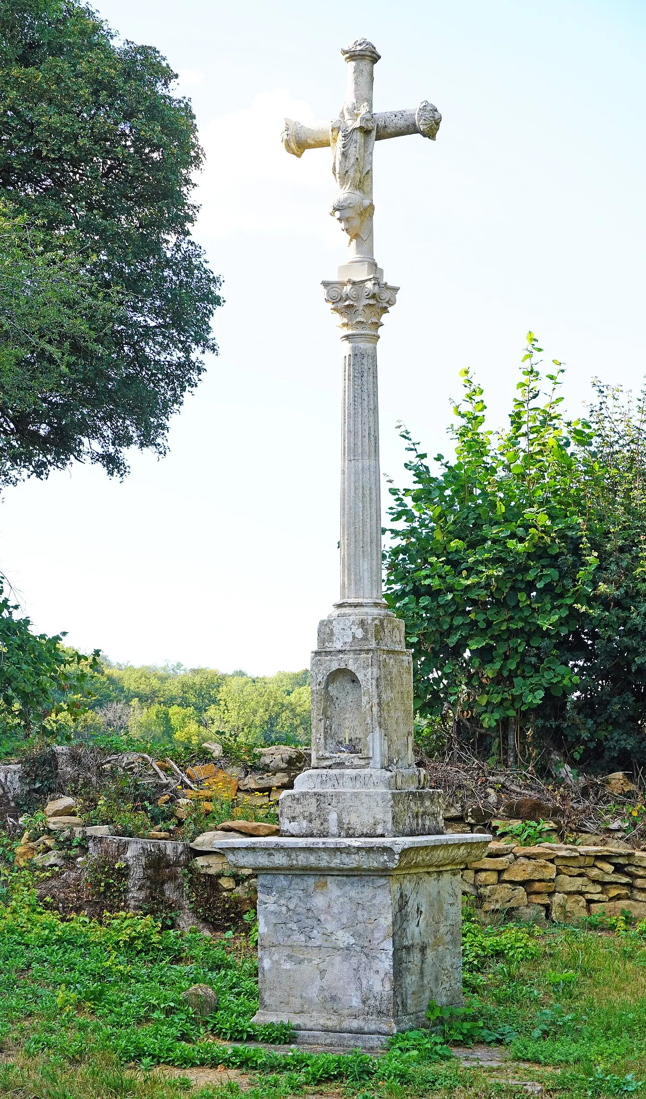 Croix de Saint-Antoine en pierre sculptée