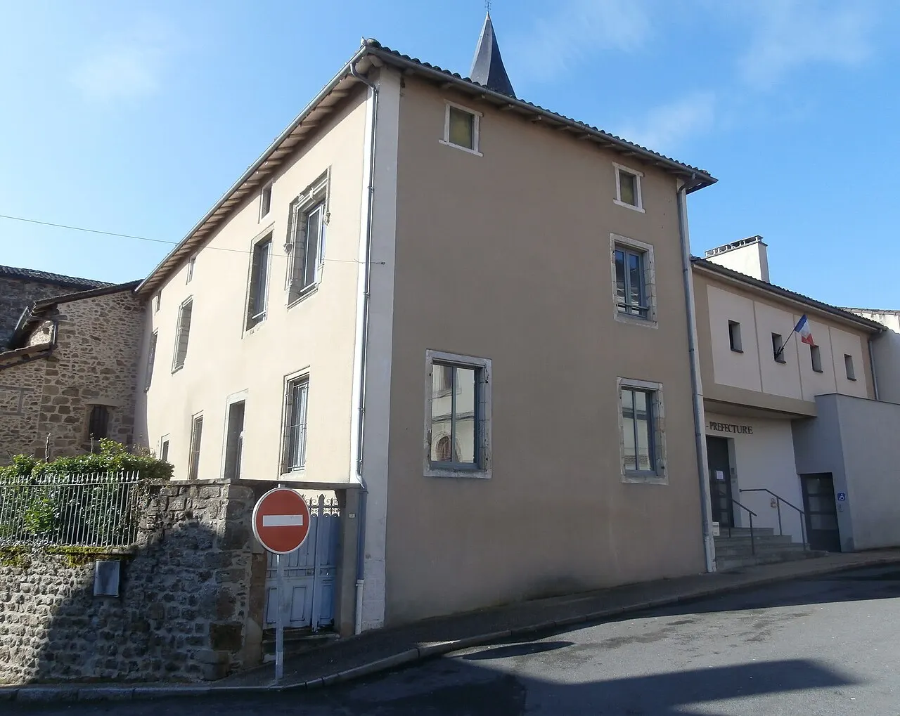 Ancien prieuré Saint-Sauveur, actuel tribunal d’instance
