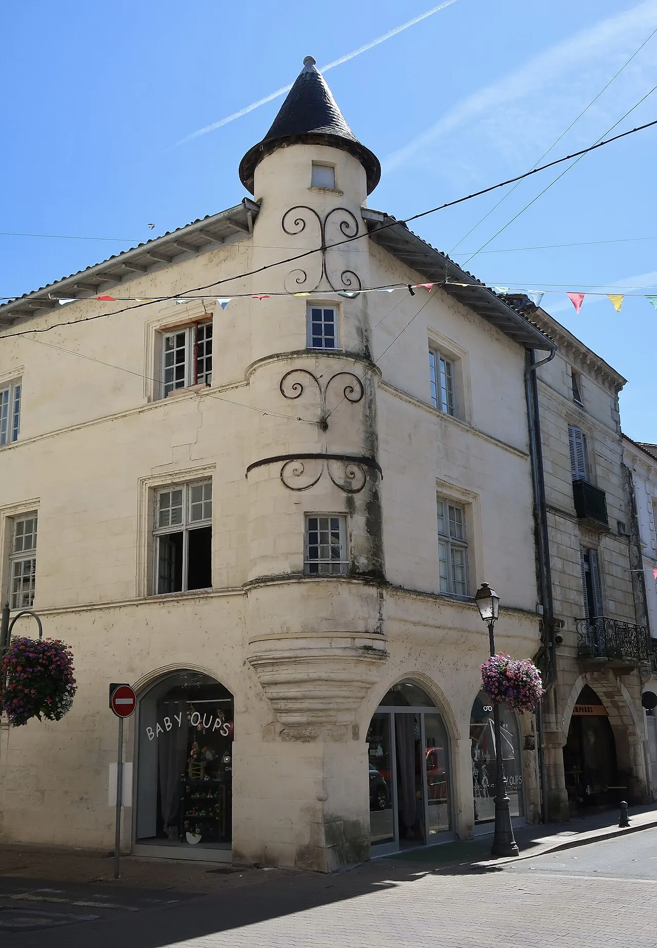 Maison d’angle à tourelle