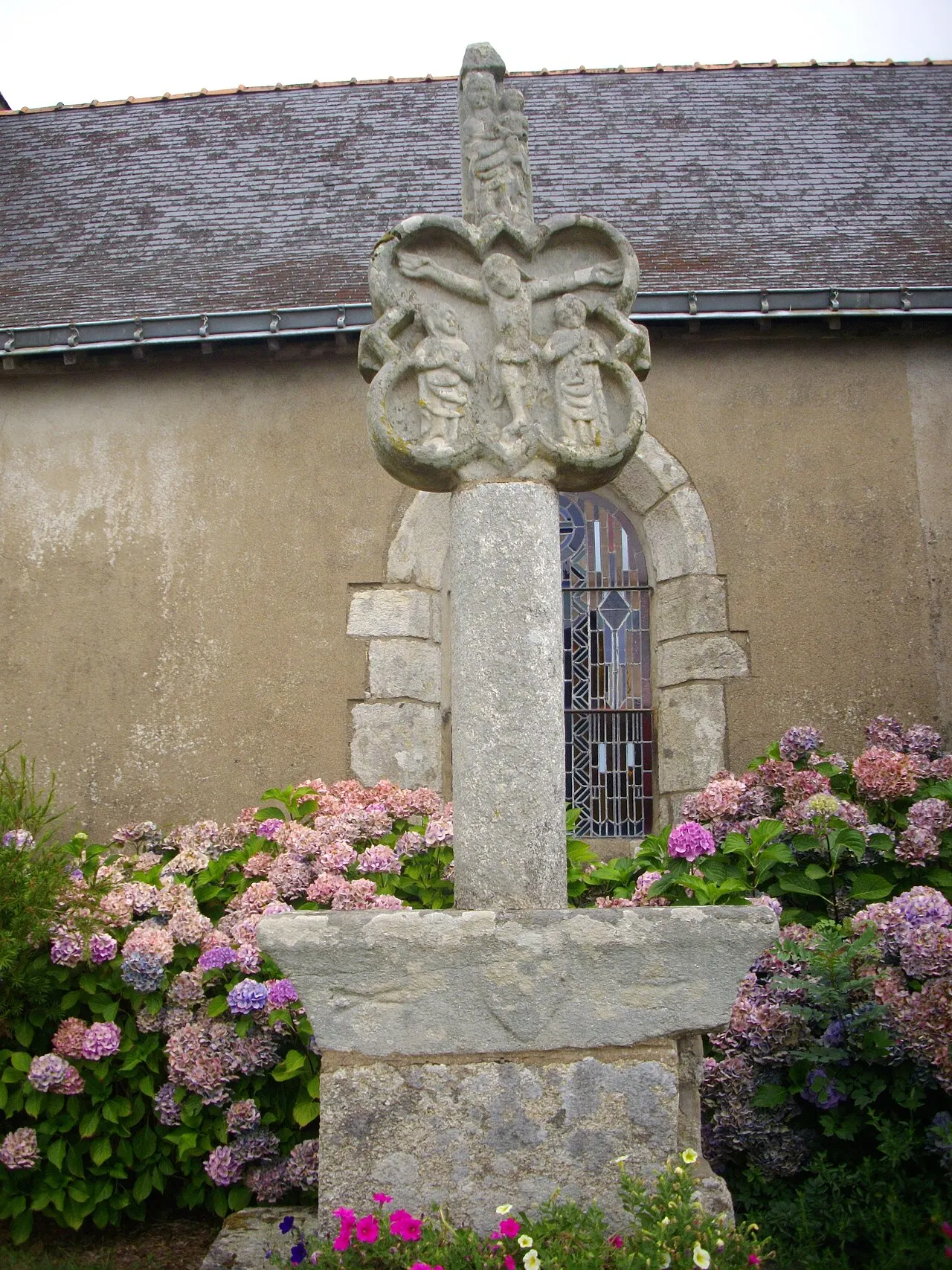 Croix derrière l’église