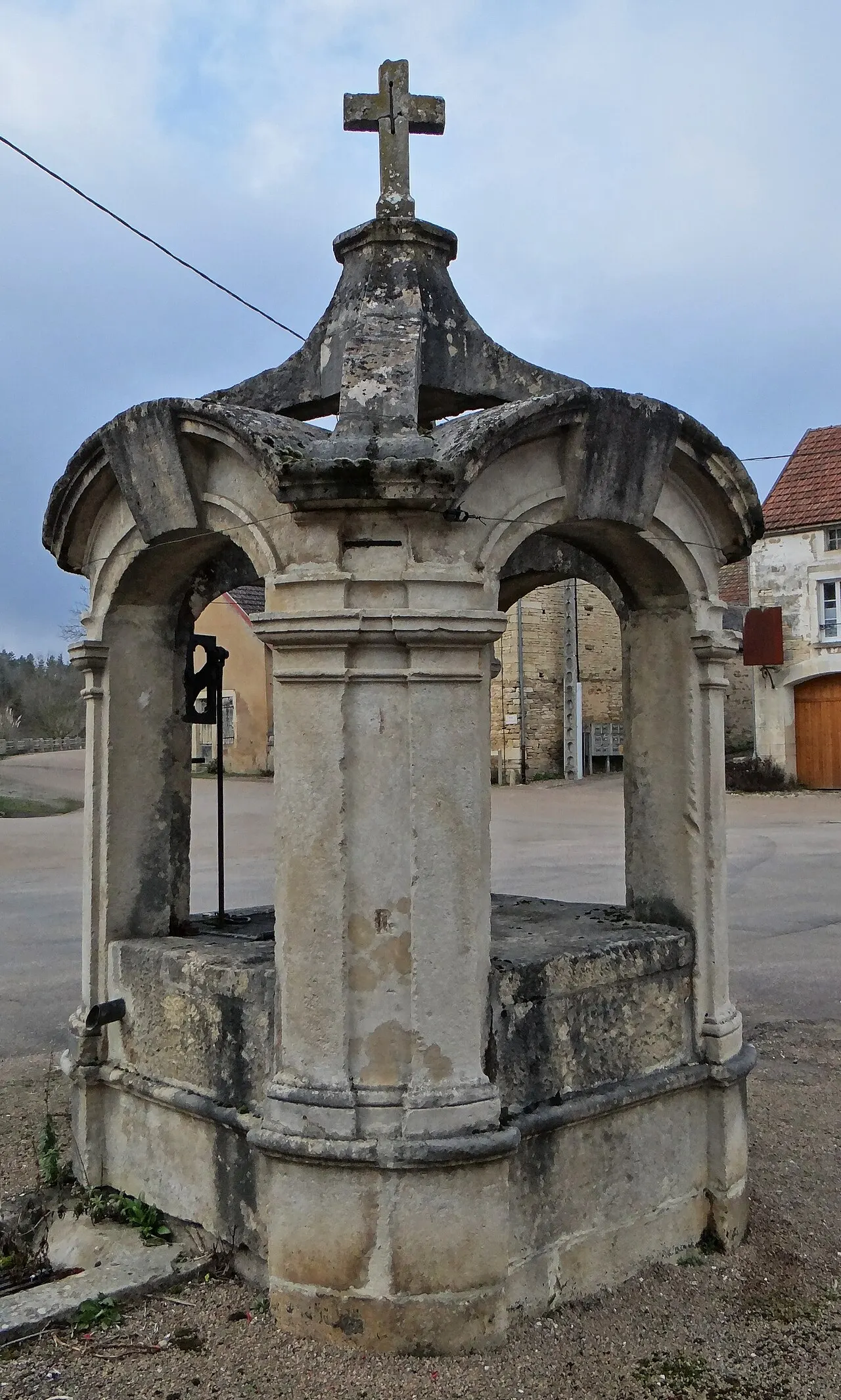 Puits public et la croix en pierre