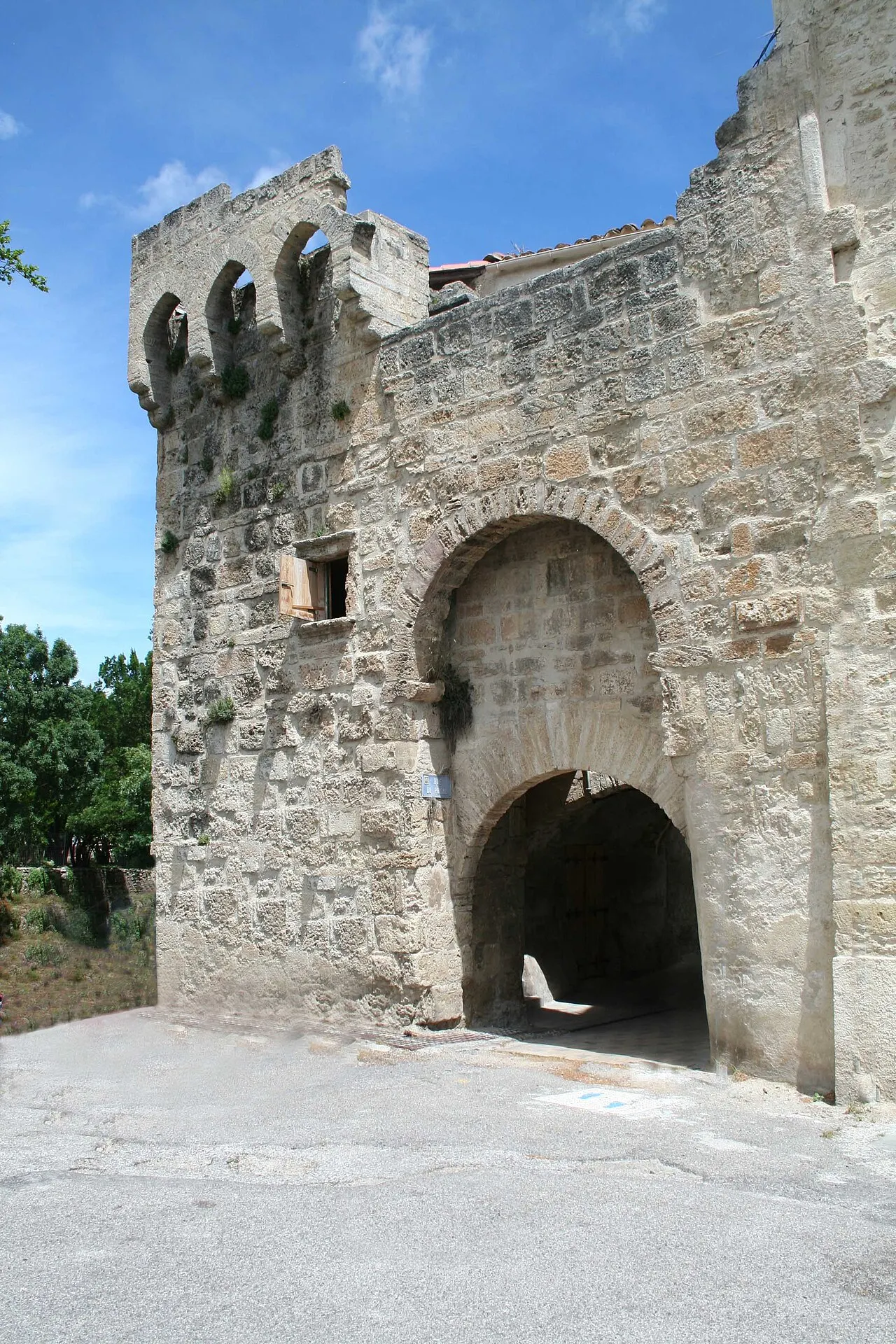 Porte de ville et remparts attenants